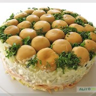 Слоеный грибной салат с колбасой и морковью по-корейски