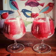 Слоеный клубничный коктейль