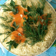 Слоеный куриный салат с грибами