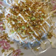 Слоеный куриный салат с овощами и фисташками