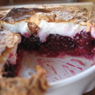 Слоеный мини-тарт с ежевикой и шапкой из запеченного белкового крема