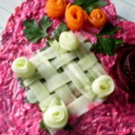 Слоеный овощной салат с грецкими орехами и крабовым мясом