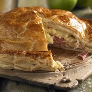 Слоеный пирог с яблоками и ветчиной