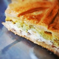 Слоеный пирог с курицей, брокколи и черри