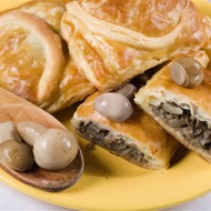 Слоеный пирог с куртом и грибами