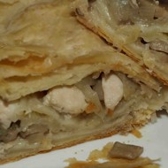 Слоеный рулет с курицей и грибами
