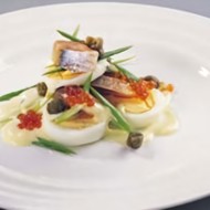 Слоеный салат из норвежской сельди, яиц и каперсов