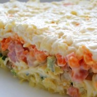 Слоеный салат с грибами, ветчиной и плавленым сыром