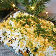 Слоеный салат с курицей и шампиньонами