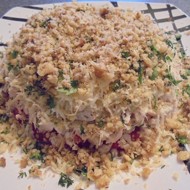 Слоеный салат с куриной грудкой и помидорами