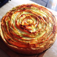 Слоеный тарт с морковью и цукини под сливочным соусом