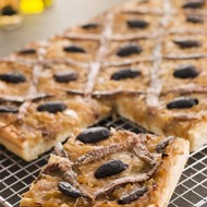 Слоенный пирог с анчоусами и оливками