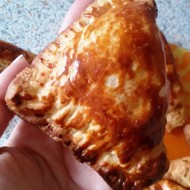 Слоеные пирожки с картофелем и курицей