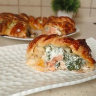 Слоеный пирог с семгой и шпинатом