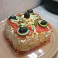 Слоеный салат с семгой, яйцами и картофелем под майонезом