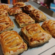 Слойки с яблоками и корицей