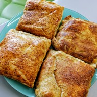 Слойки с ветчиной и двумя видами сыра