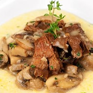 Смесь грибов на подушке из сливочной поленты