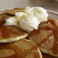 Сметанные блины с кленовым сиропом