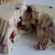 Сметанный чизкейк с брусникой на пару