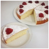 Сметанный пирог с малиной