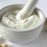 Сметанный соус с зеленью и чесноком