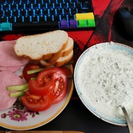 Сметанный соус с огурцом