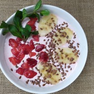 Смузи-боул с клубникой и бананом