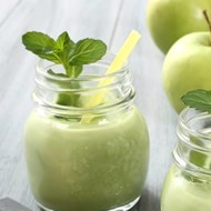 Смузи из авокадо, огурца и яблока