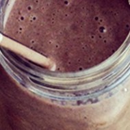 Смузи из банана, шпината, какао, корицы и молока