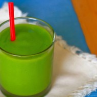 Смузи из брокколи, шпината и фруктов