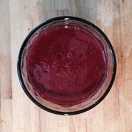 Смузи из черной смородины, банана и нектарина