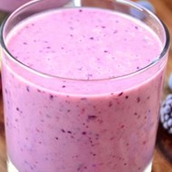 Смузи из сельдерея, черники, банана и лимонного сока