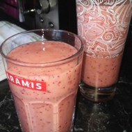 Смузи с грейпфрутом, бананом и клюквой