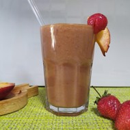 Смузи с клубникой и нектарином