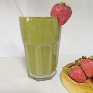 Смузи с клубникой, щавелем и грецким орехом