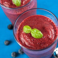 Смузи со свежими ягодами, бананом и корицей