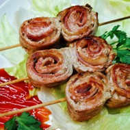 Сочная свиная вырезка с беконом