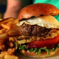 Сочный бургер с ананасом