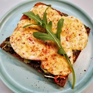 Сочный сэндвич с моцареллой и пармезаном