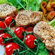 Сочный стейк из шейки свинины