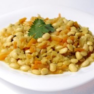 Согревающее карри из соевых бобов и красной чечевицы