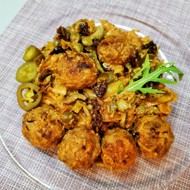 Солянка с каперсами и вялеными халапеньо