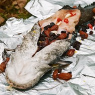 Сом с финиками и изюмом на углях