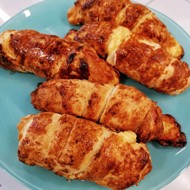 Сосиски c сыром в слоеном тесте