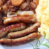 Сосиски с луковой подливкой