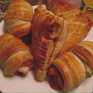 Сосиски с сыром в слоеном тесте