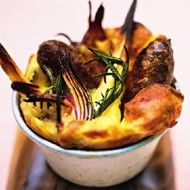 Сосиски в тесте с подливкой из красного лука