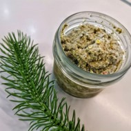 Соус песто из пряных трав с орехами