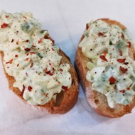 Соус-намазка из авокадо и перепелиных яиц